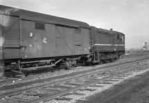 151526 Afbeelding van de diesel-electrische rangeerlocomotief nr. 536 (serie 500) van de N.S. met een rangeerdeel op ...